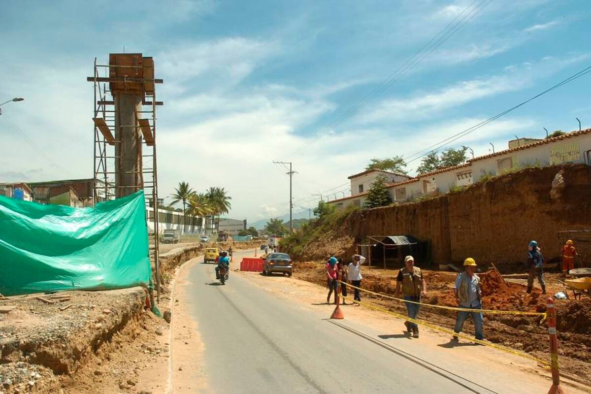 La vía del Aeropuerto a Bucaramanga tendrá contraflujo a la altura del antiguo 'puente loco' para permitir la ubicación de un puente peatonal. (Foto: César Flórez/VANGUARDIA LIBERAL)