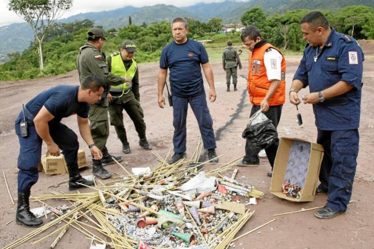 50 kilos de pólvora incautada fue incinerada por autoridades de Bucaramanga. (Foto: César Flórez/VANGUARDIA LIBERAL)