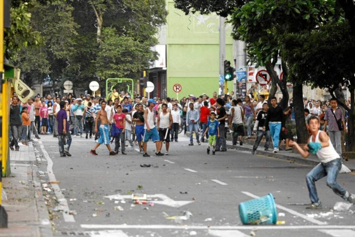 Así fue el enfrentamiento entre vendedores informales y policías en el Centro de Bucaramanga (Foto: Cesar Florez/ VanguardiaLiberal)