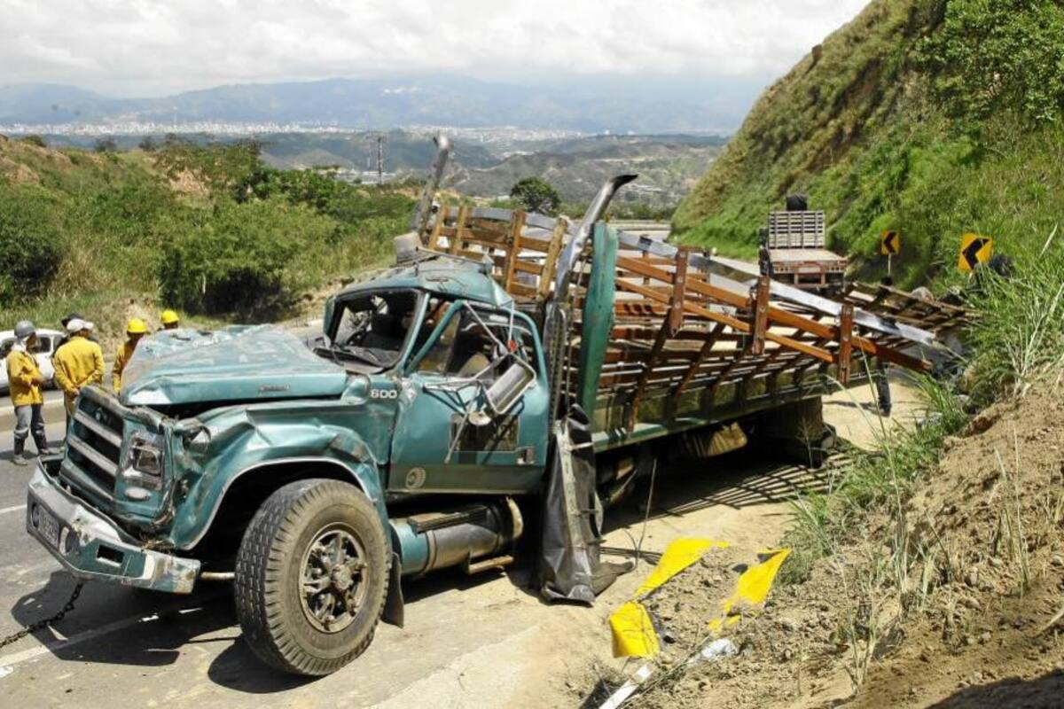 Camión sin frenos se estrelló en la vía Lebrija-Girón (Foto: César Flórez / VANGUARDIA LIBERAL)