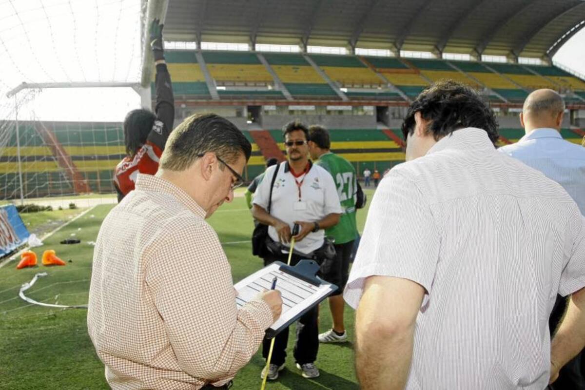 Autoridades e hinchas se reunieron para hablar de seguridad en el estadio (Foto: César Flórez / VANGUARDIA LIBERAL)