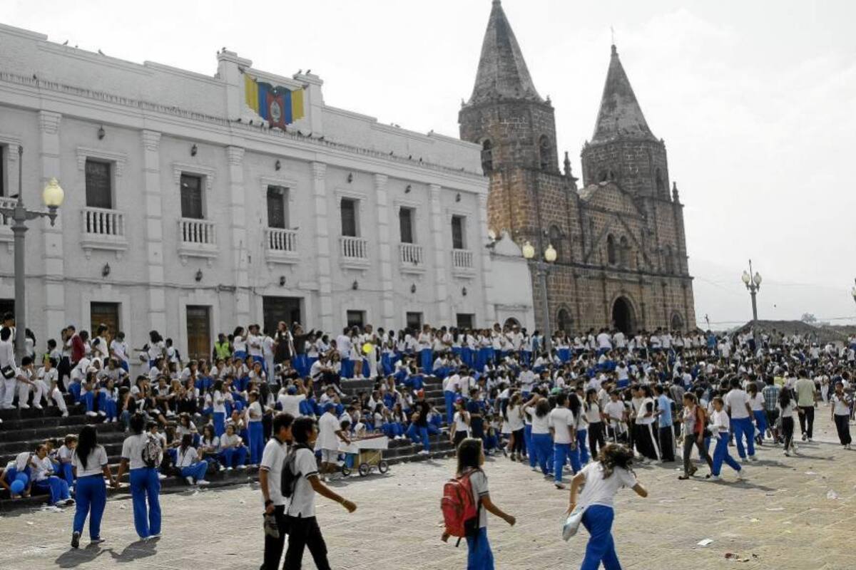 Los estudiantes de los diferentes colegios oficiales de Piedecuesta marchan por las calles del municipio desde hace tres semanas para exigir el mejoramiento del sistema escolar. (Foto: César Flórez/VANGUARDIA LIBERAL )