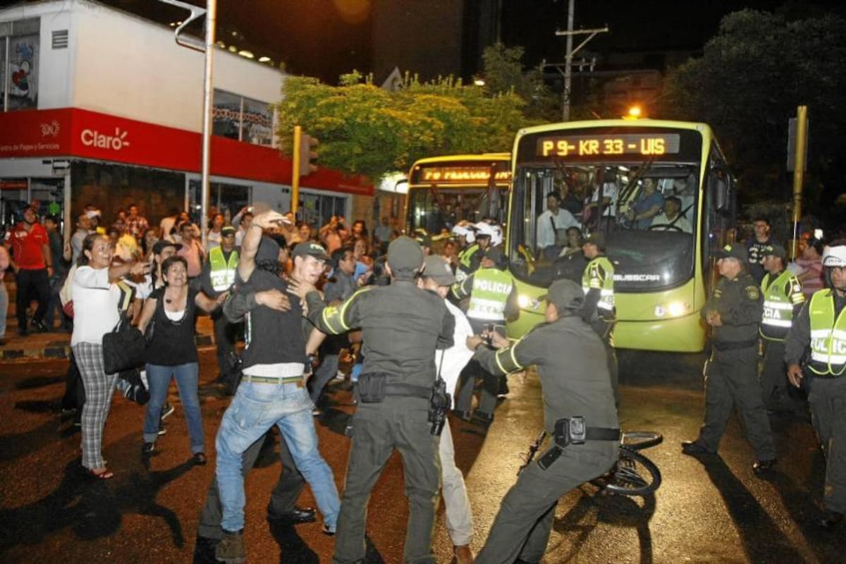Usuarios de Metrolínea bloqueron anoche la carrera 33 con calle 48 de Bucaramanga (Foto: César Flórez/ VanguardiaLiberal)