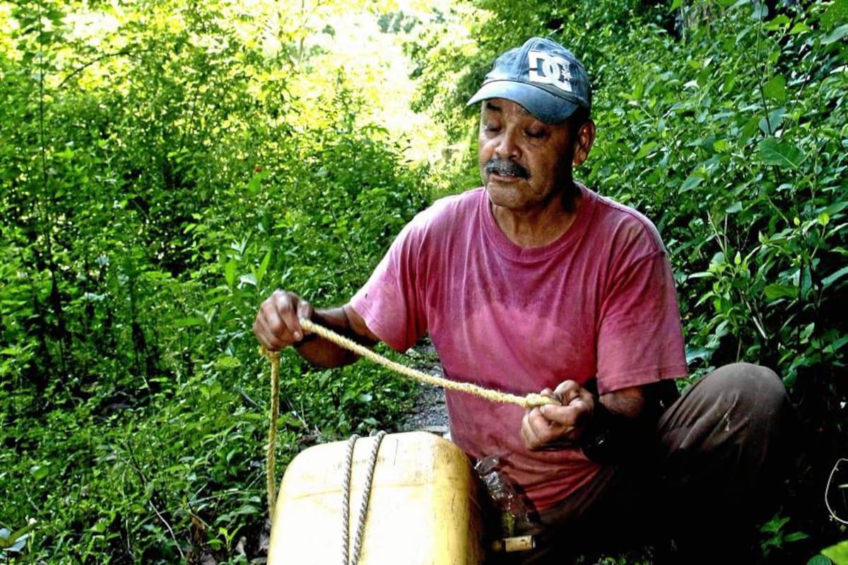 Pedro transita a diario los túneles del sector de Bocas buscando oro. Como él, desplazados que viven en el Café Madrid y del Pablón, bajan cada día al río Lebrija en busca del metal. (Foto: César Flórez/VANGUARDIA LIBERAL)