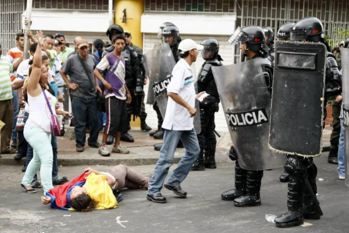 Quinta manifestación de ambulantes terminó de nuevo en disturbios (Foto: CESAR FLOREZ/VANGUARDIA LIBERAL)
