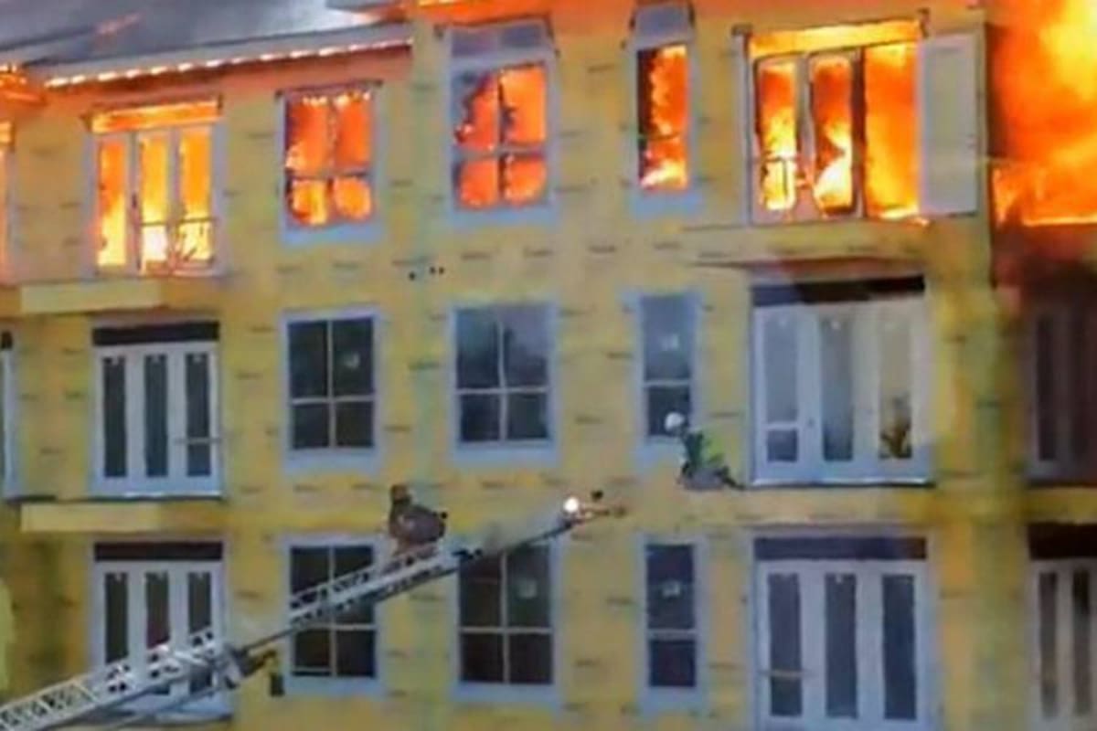 Hombre escapa milagrosamente de edificio en llamas a punto de colapsar (Foto: INTERNET)
