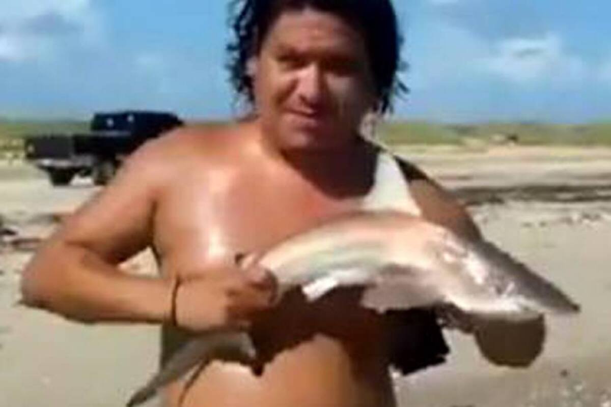 Hombre es mordido por un pequeño tiburón cuando posaba para una foto (Foto: Tomada de Internet/ VANGUARDIA LIBERAL)
