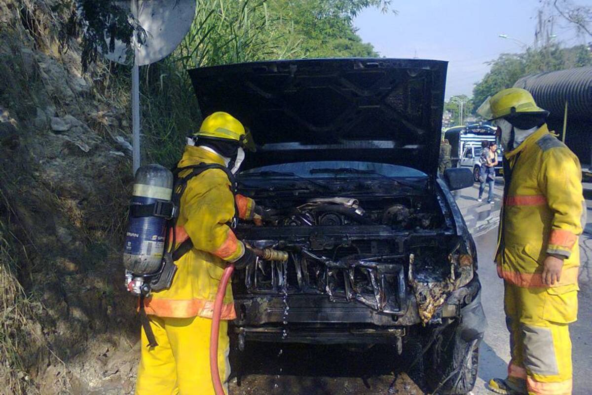 Incendio de vehículo generó congestión en la autopista a Floridablanca (Foto: Suministrada/ VANGUARDIA LIBERAL)