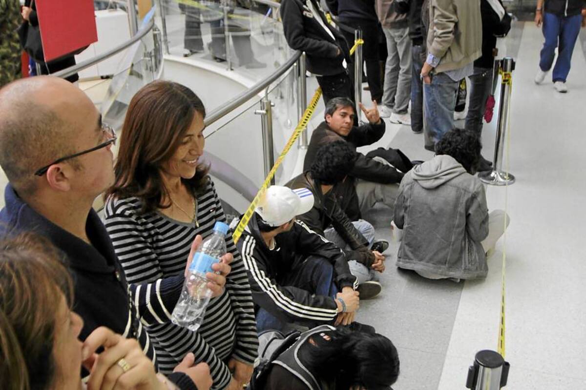 Desde temprano, miles de aficionados hicieron fila este martes para comprar la boleta para ver a Paul McCartney (Foto: Colprensa/VANGUARDIA LIBERAL)