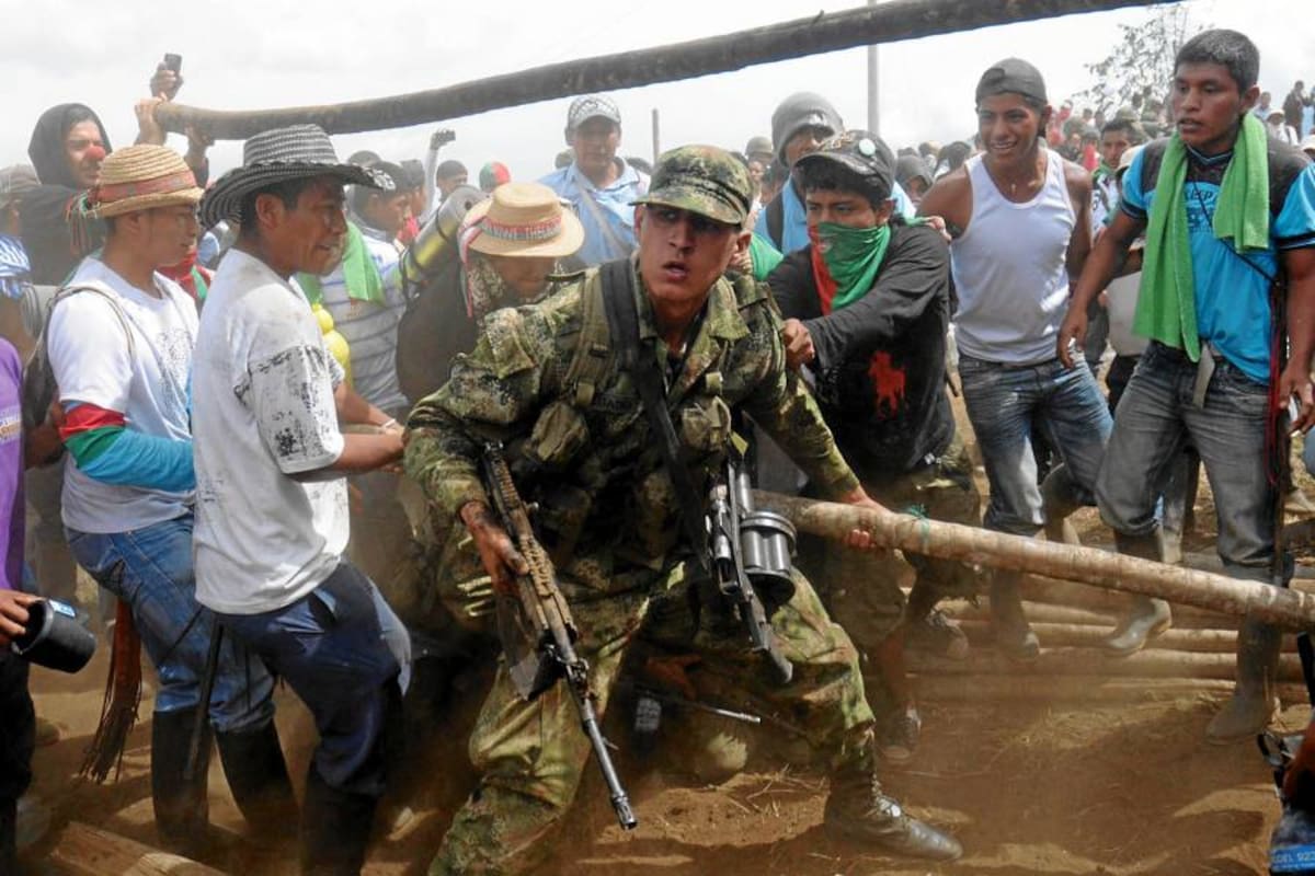 Con gases lacrimógenos, Esmad de la Policía retoma control de base militar en Toribío (Foto: Colprensa/VANGUARDIA LIBERAL)