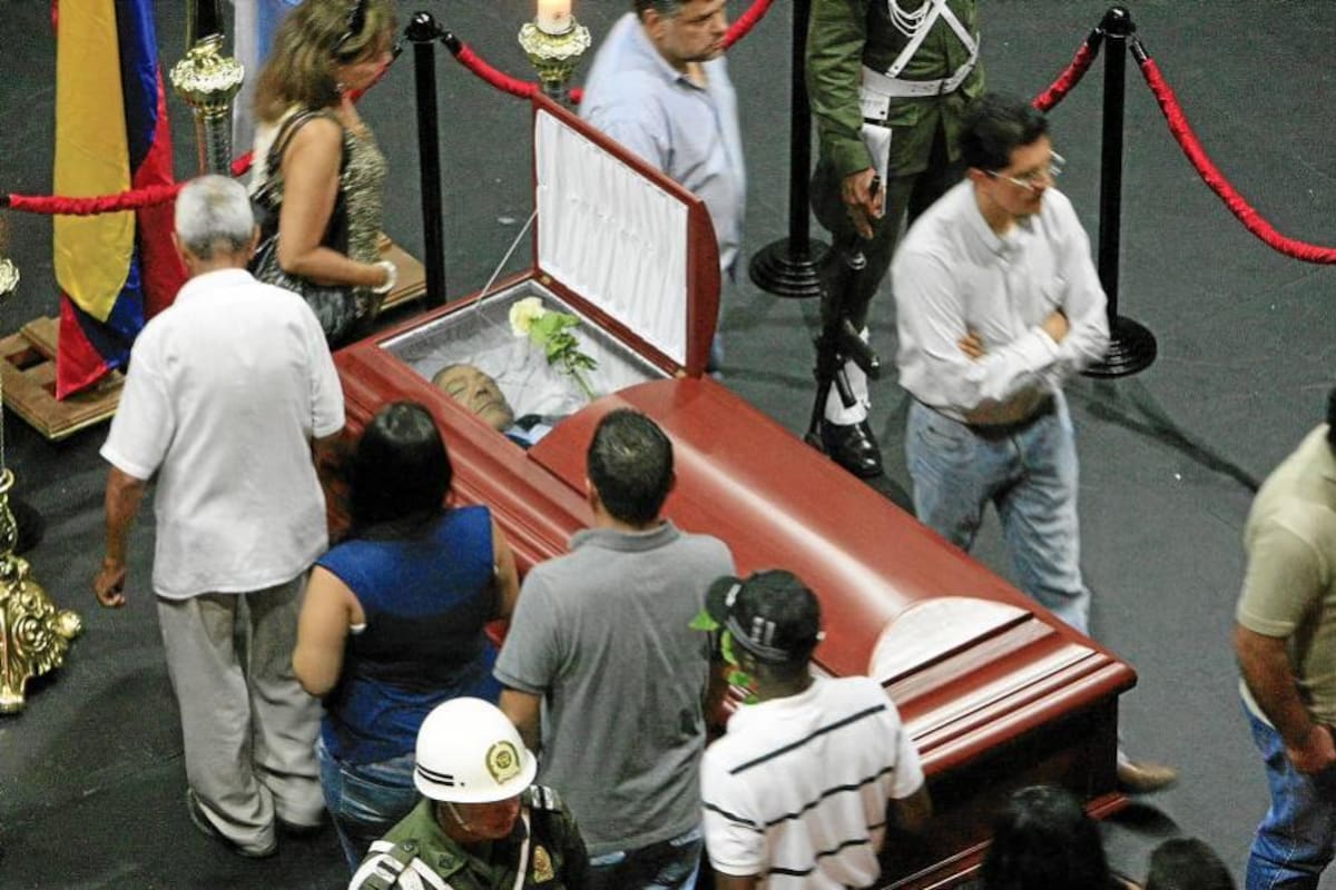 En el Teatro Jorge Isaacs de Cali permanecen los restos mortales de Jairo Varela, creador del Grupo Niche. Cientos de caleños han ido a despedir al artista. (Foto: Colprensa/VANGUARDIA LIBERAL)