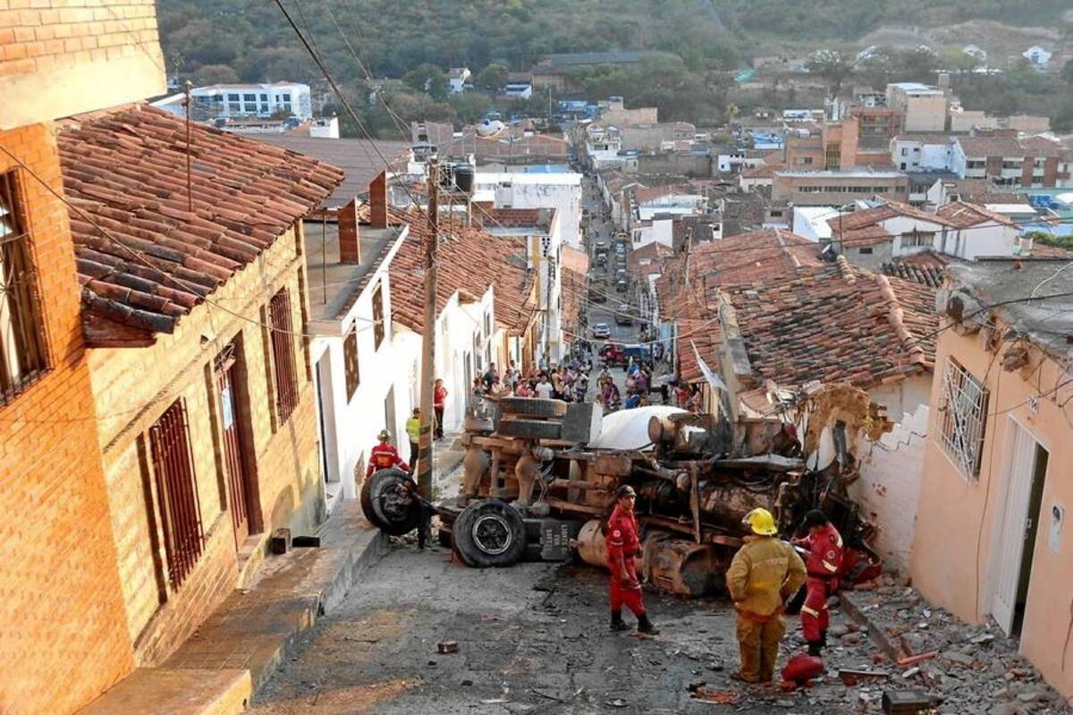 Vehículo pesado se quedó sin frenos y se estrelló contra dos casas en San Gil