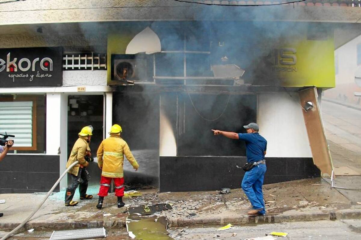 Un herido deja explosión en establecimiento comercial en San Gil (Foto: NANCY ACUÑA RODRÍGUEZ/ VANGUARDIA LIBERAL)