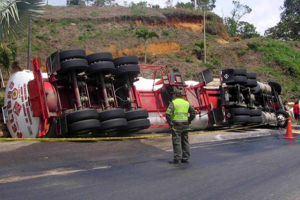 Emergencia por volcamiento de camión cargado con 4 mil litros de gasolina (Foto: Luis Fernando Martínez Vargas/VANGUARDIA LIBERAL)