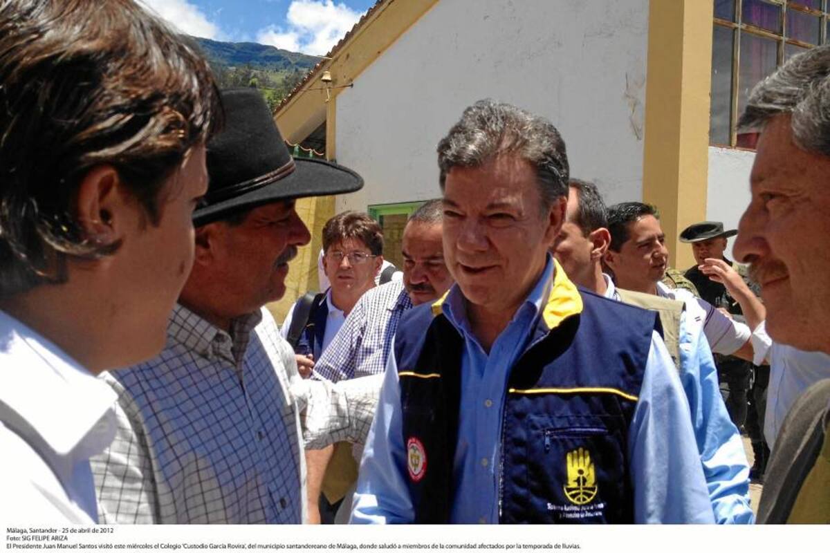 En su visita de ayer a Málaga, además de entregar ayudas humanitarias a los afectados por el invierno, el Presidente Juan Manuel Santos se comprometió con recursos para recuperar la infraestructura vial. (Foto: Colprensa / VANGUARDIA LIBERAL)