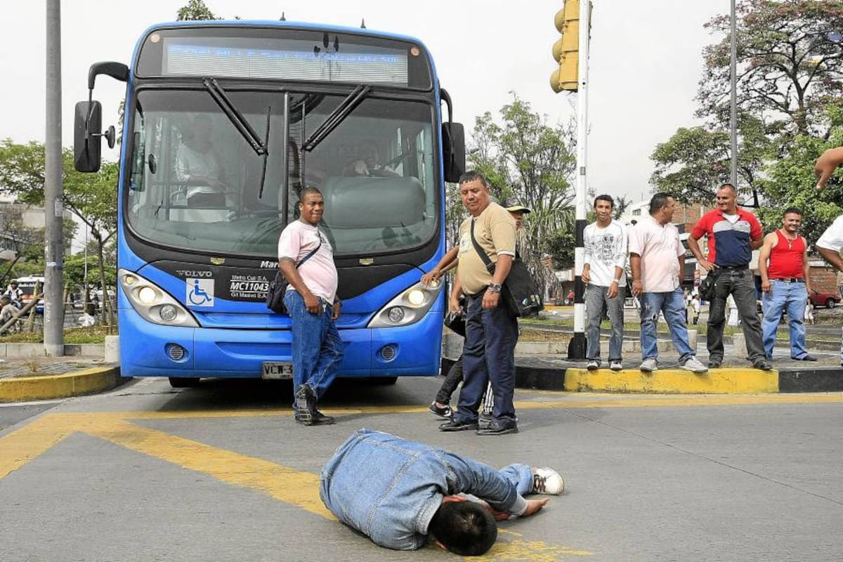 Fuertes disturbios en Cali por paro de transportadores que ya deja cinco heridos (Foto: Colprensa / VANGUARDIA LIBERAL)