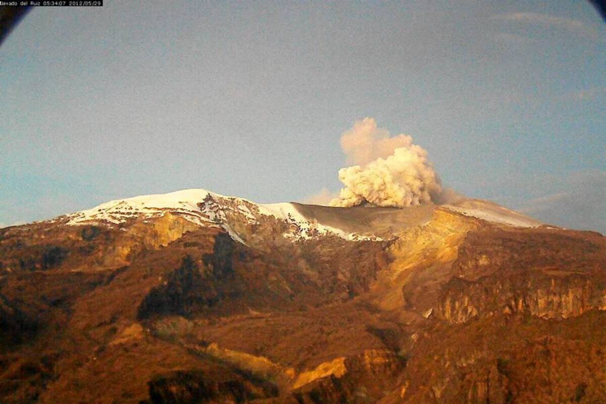Leve aumento de lluvia de cenizas del volcán Nevado del Ruiz (Foto: Colprensa/VANGUARDIA LIBERAL)