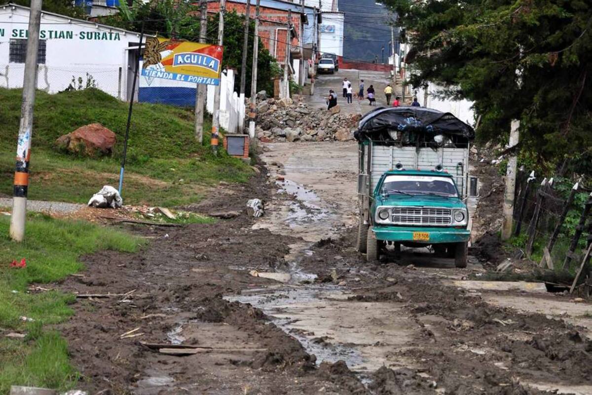 Secretarios Departamentales de Santander visitaron zona de emergencia en Suratá (Foto: Suministrada/VANGUARDIA LIBERAL)