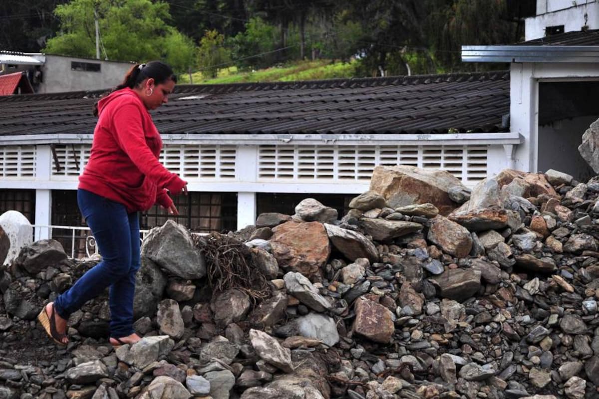 La entrada al casco urbano de Suratá se encuentra bloqueada por un derrumbe que trajo el desbordamiento de la quebrada los Comuneros. (Foto: Suministrada/VANGUARDIA LIBERAL)