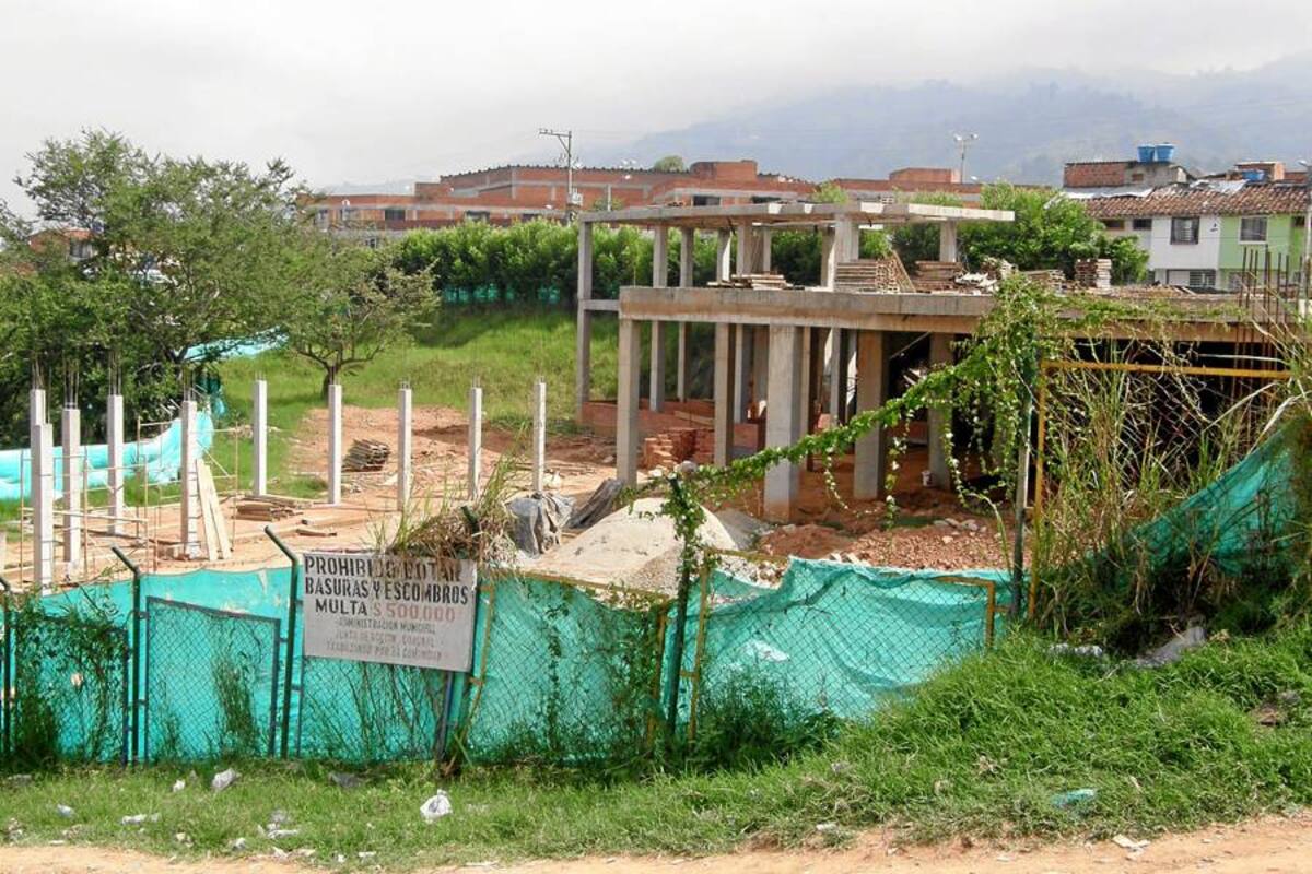 Tres meses después de la fecha de entrega, la obra no muestra avances considerables, como lo confirmó la administración de Floridablanca. La imagen corresponde al 21 de marzo pasado. (Foto: Sully Catherine Santos H./VANGUARDIA LIBERAL)