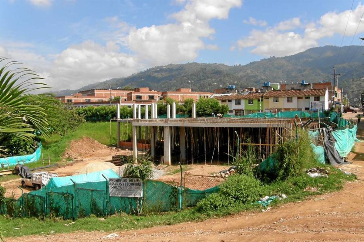 Vanguardia Liberal tomó la fotografía el 20 de diciembre de 2011 en la construcción del Centro Cultural de la Cumbre, cuando se levantaban las estructuras del primer piso y la base del segundo piso. (Foto: Sully Catherine Santos H./VANGUARDIA LIBERAL)
