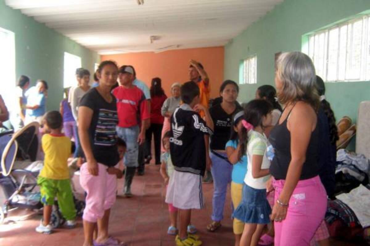 La solidaridad de las personas de Alares y El Reposo permite que los damnificados tengan cominda. Sin embargo piden la ayuda de la Administración local. (Foto: Sully Catherine Santos H/VANGUARDIA LIBERAL)