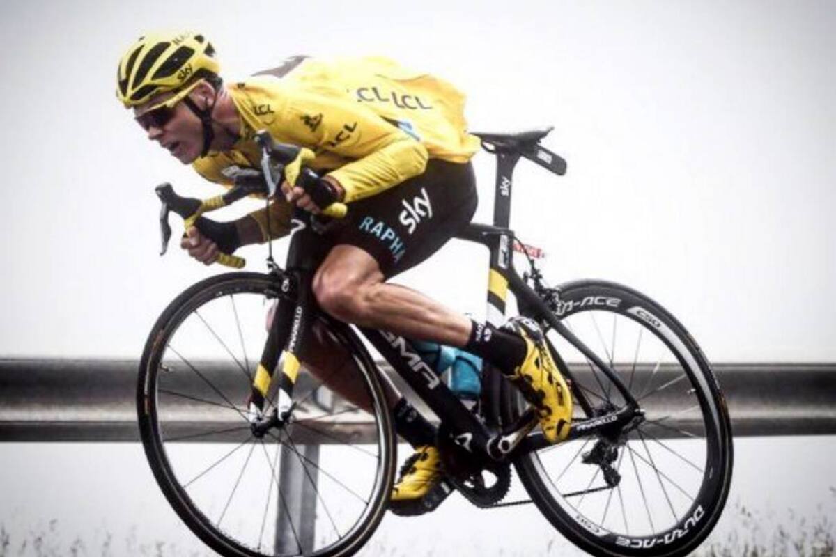 La monja sorprendió a los espectadores al tumbarse en su bicicleta en una bajada. (Foto: Tomado de @chrisfroome / VANGUARDIALIBERAL)