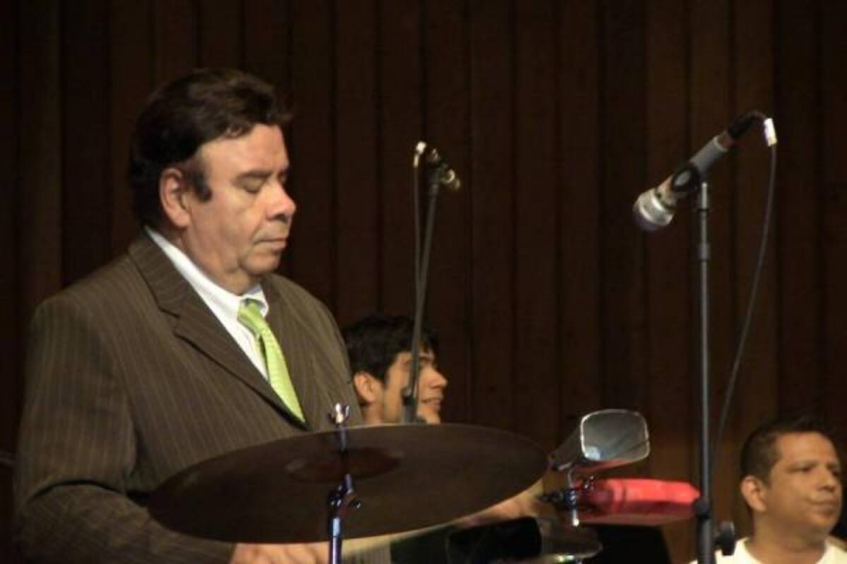 Acompañado, quizá, de la tristeza que embarga su corazón por el reciente fallecimiento del 'Joe', pero con la 'sabrosura' que lo caracteriza, el maestro 'Fruko' realizará hoy viernes en Bucaramanga su primer concierto tras la muerte del cantante cartagenero, adoptado por la 'arenosa', que el pasado martes dejó un gran vacío en la música colombiana, unido a un enorme legado cultural, orgullo de Colombia.(Foto: Angélica Moreno/ VANGUARDIA LIBERAL)