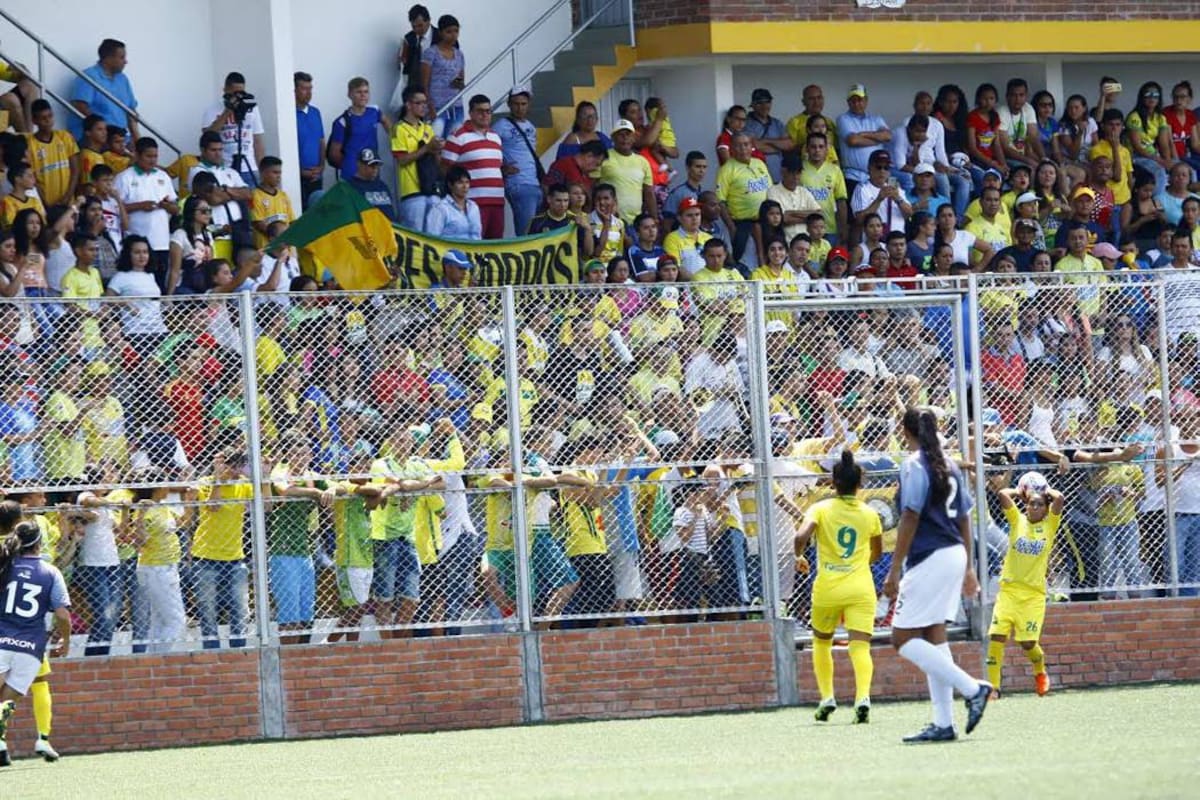 Así fue la fiesta que se vivió en el debut de las chicas del Atlético Bucaramanga (Foto: César Flórez /VANGUARDIA LIBERAL )