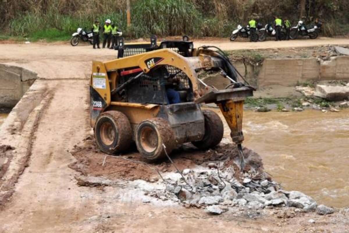 Inició la demolición de la batea.(Foto: Suministrada/VANGUARDIA LIBERAL)