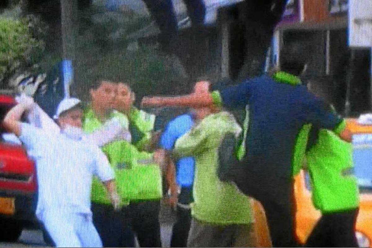 Trabajadores de supermercado en Bucaramanga golpean a un presunto ladron (Foto: VANGUARDIA LIBERAL)