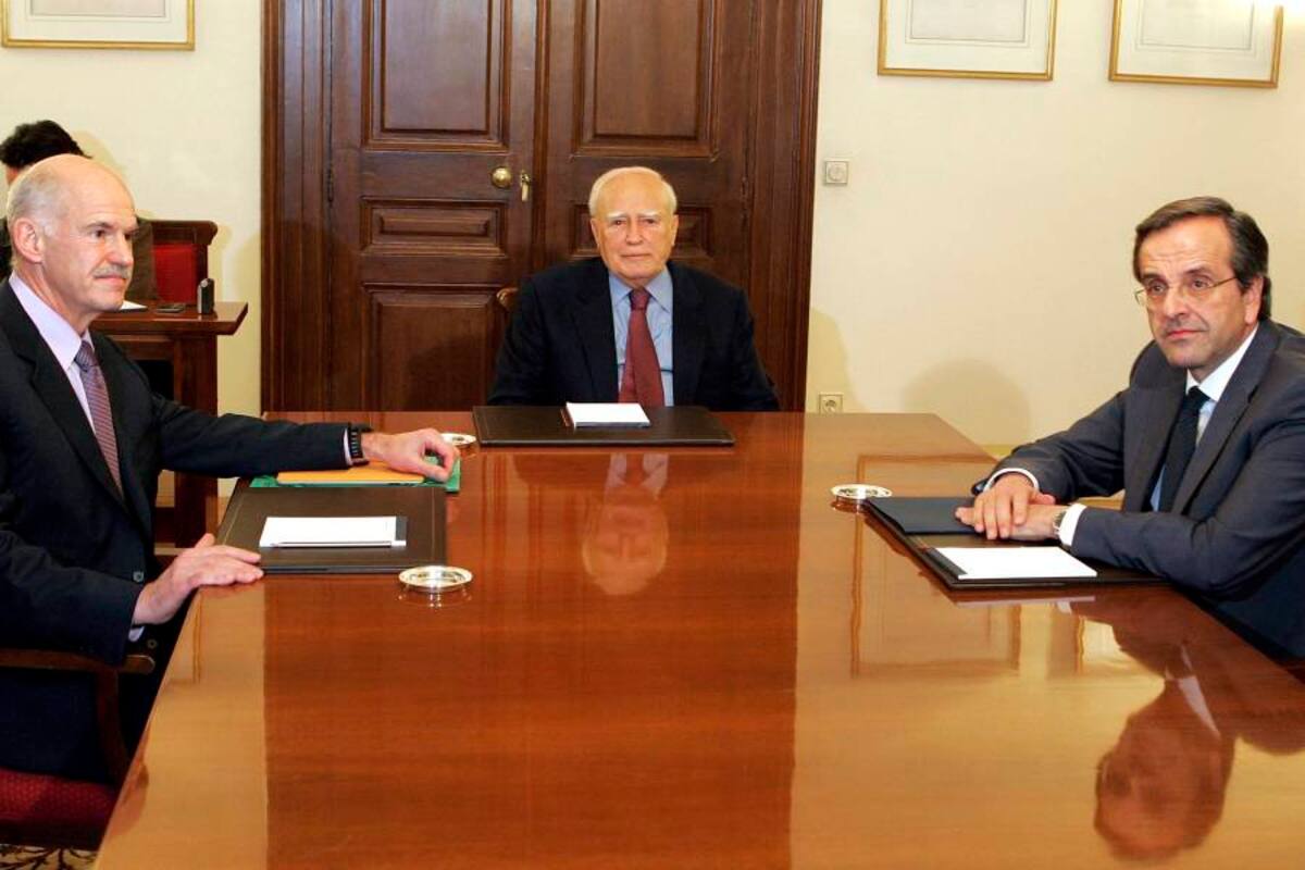 El primer ministro de Grecia, Yorgos Papandréu, el presidente griego, Karolos Papoulias y el líder del partido de oposición Antonis Samaras. (Foto: EFE / VANGUARDIA LIBERAL)