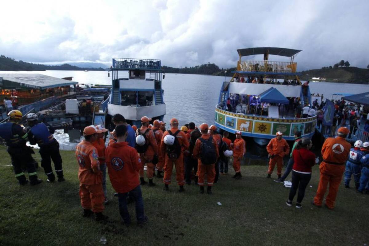 Se reanudan las labores de rescate de 15 desaparecidos en Guatapé este lunes (Foto: EFE /VANGUARDIA LIBERAL)