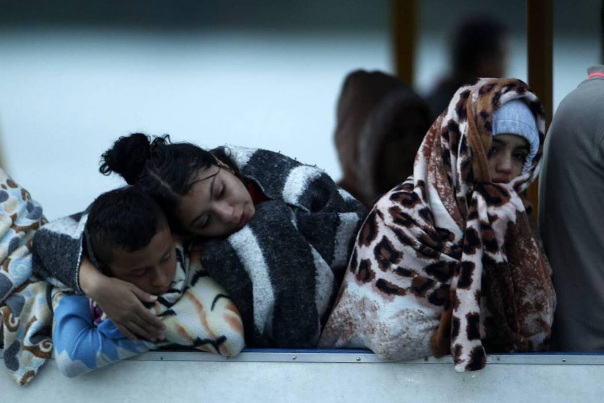Tres personas que fueron rescatadas del naufragio esperan noticias de sus familiares. (Foto: EFE /VANGUARDIA LIBERAL)