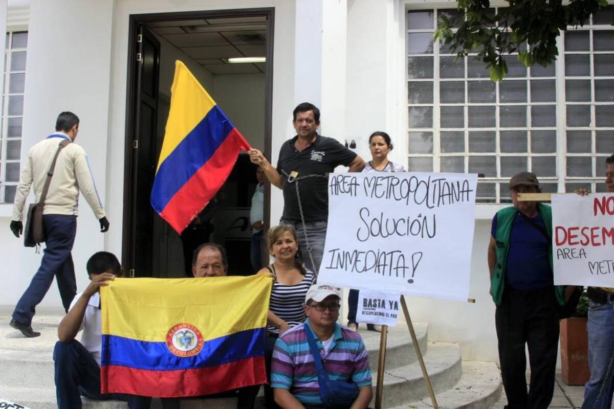 Propietarios de ‘taxi camionetas’protestan encadenados en Bucaramanga (Foto: Fabián Hernández /VANGUARDIA LIBERAL)