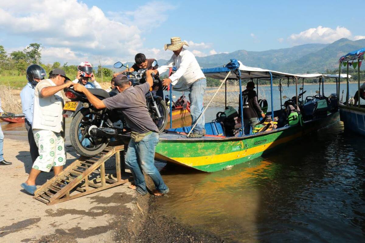 Viajeros esquivan derrumbe con chalupas para viajar entre Bucaramanga y Barrancabermeja (Foto: FABIÁN HERNÁNDEZ/VANGUARDIA LIBERAL)