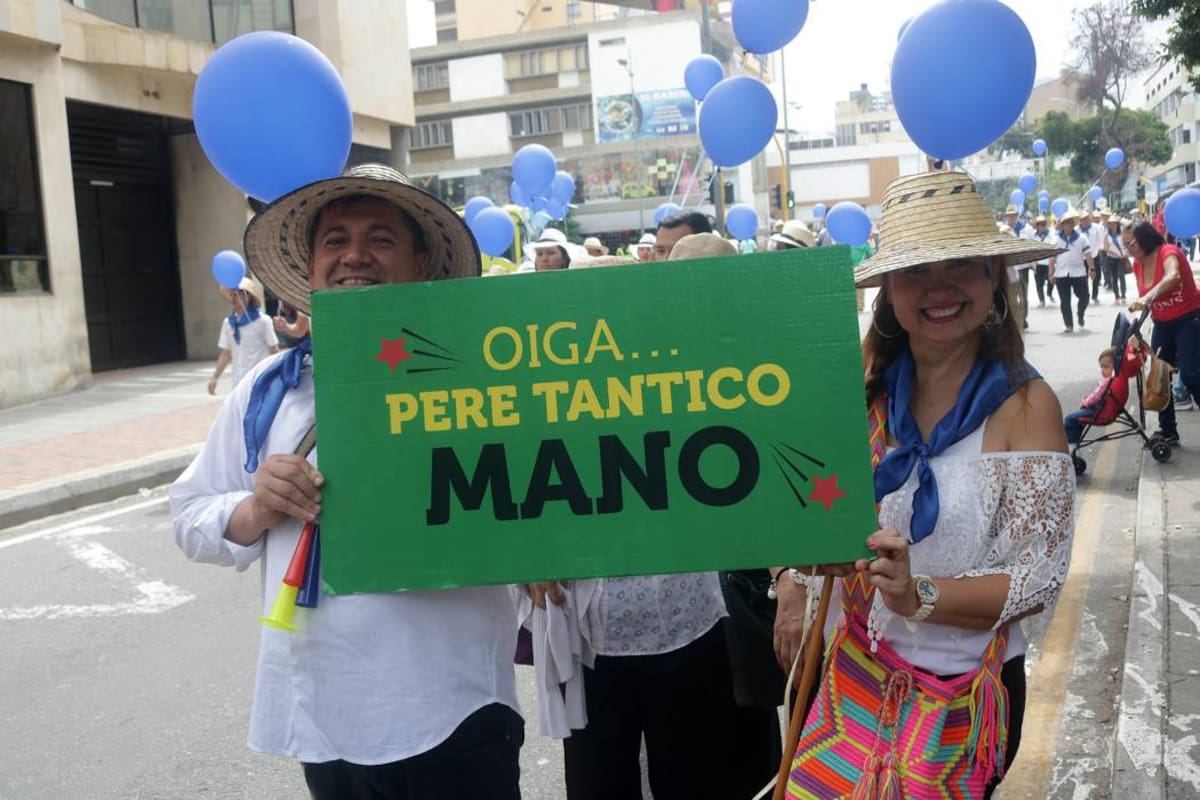 Así avanzó la Comparsa de la Santandereanidad que recorrió las calles de Bucaramanga (Foto: Fabián Hernández / VANGUARDIA LIBERAL)