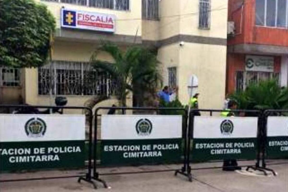En la Fiscalía de Cimitarra, permaneció ayer el individuo que, se sospecha, habría cometido el doble homicidio en la vereda Mata de Guadua, de Sucre, Santander. Decenas de personas se agolparon a las afueras del establecimiento, para exigir justicia. (Foto: Suministrada Sonora Estéreo de Cimitarra/VANGUARDIA LIBERAL)