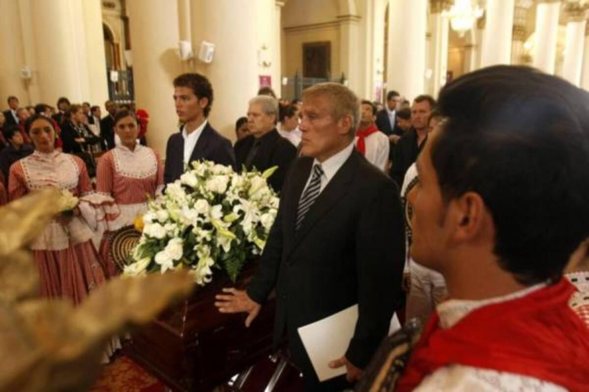 El actor Rodrigo Obregón carga el féretro de su madra, la folclorista Sonia Osorio.(Foto: Colprensa / VANGUARDIA LIBERAL)