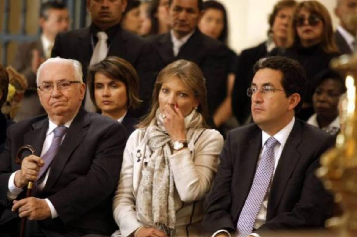 El ex presidente Belisario Betancur; la primera Dama, María Clemencia Rodríguez y Juan Mesa, Alto Consejero para las Comunicaciones, en la ceremonia fúnebre.(Foto: Colprensa / VANGUARDIA LIBERAL)