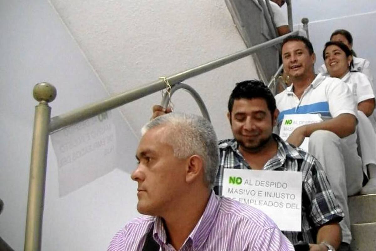 Trabajadores del HUS se encadenaron para protestar por despidos (Foto: JULIÁN AMOROCHO B./VANGUARDIA LIBERAL)