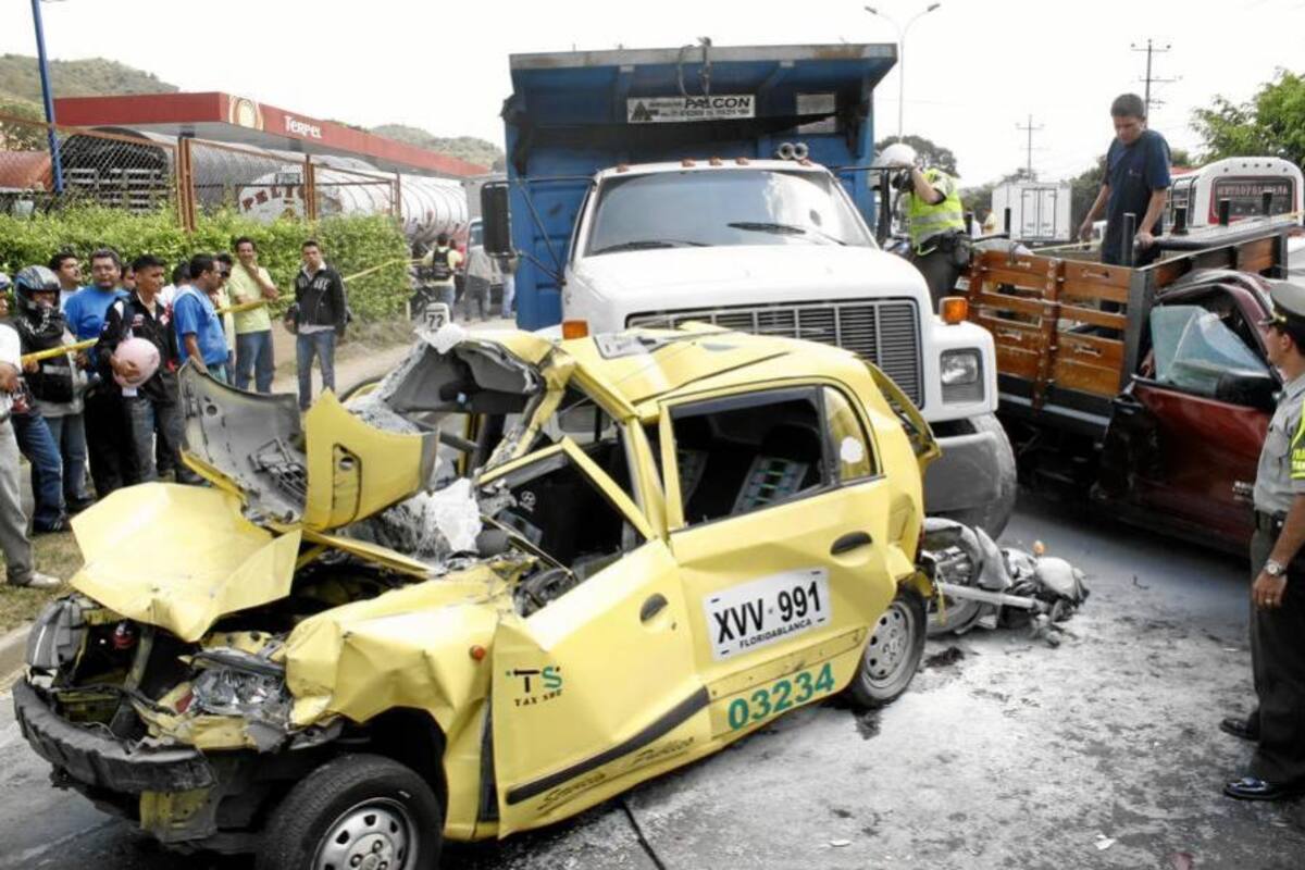 Así fue el choque múltiple de vehículos en la vía Bucaramanga - Girón (Foto: Marco Valencia/ Vanguardia Liberal)