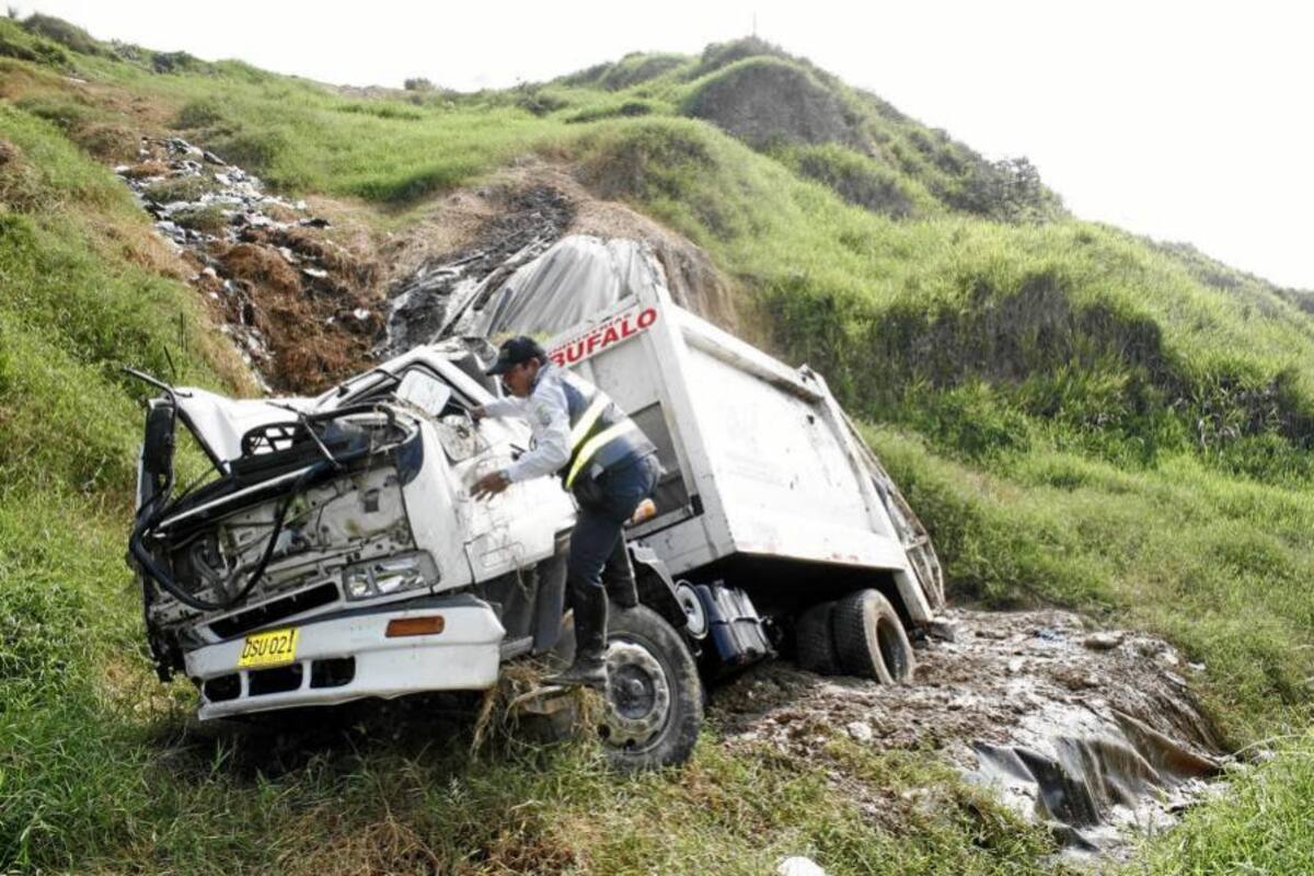 Cae en barranco de El Carrasco camión de la Piedecuestana de Servicios (Foto: Marco Valencia/ Vanguardia Liberal)