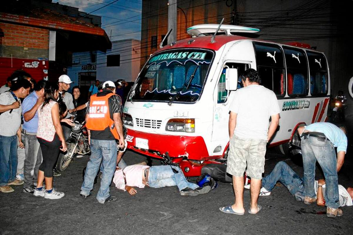 El choque con la buseta de Cootragas se presentó en esta esquina de la carrera 13 con calle 34, cuando los ocupantes de esta motocicleta omitieron el ‘pare’. (Foto: Marco Valencia / VANGUARDIA LIBERAL)