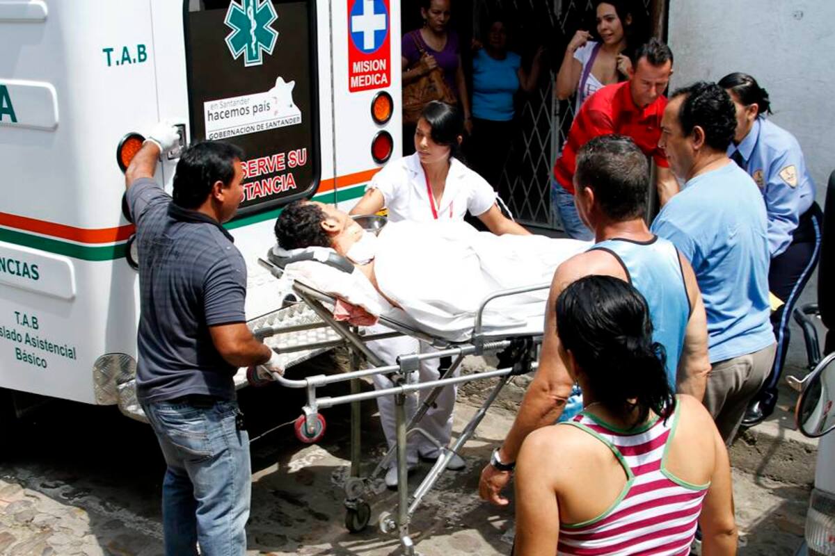 Momentos en que es trasladado a una clínica del sur de la ciudad Carlos Julio Acevedo, quien recibió un disparo en la quijada y otro en el cuello. (Foto: Marco Valencia / VANGUARDIA LIBERAL)