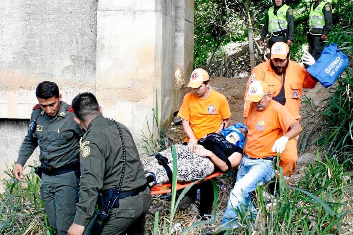 Mujer que se lanzó del viaducto García Cadena perdió la vida (Foto: Marco Valencia/ VANGUARDIA LIBERAL)