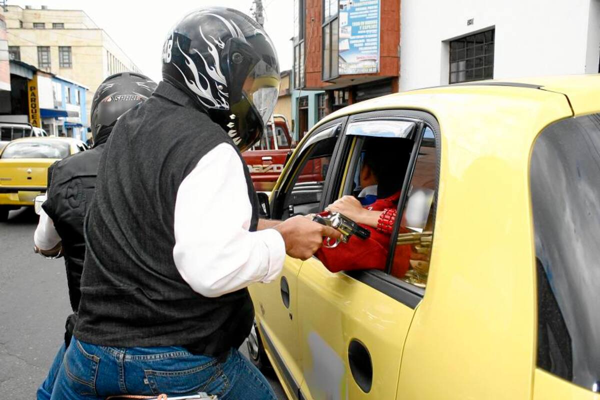 El hurto ocurrió a las 12:00 del mediodía de hoy en la calle 11 entre carreras 19 y 20, en Bucaramanga. (Foto: Marco Valencia/ VANGUARDIA LIBERAL)