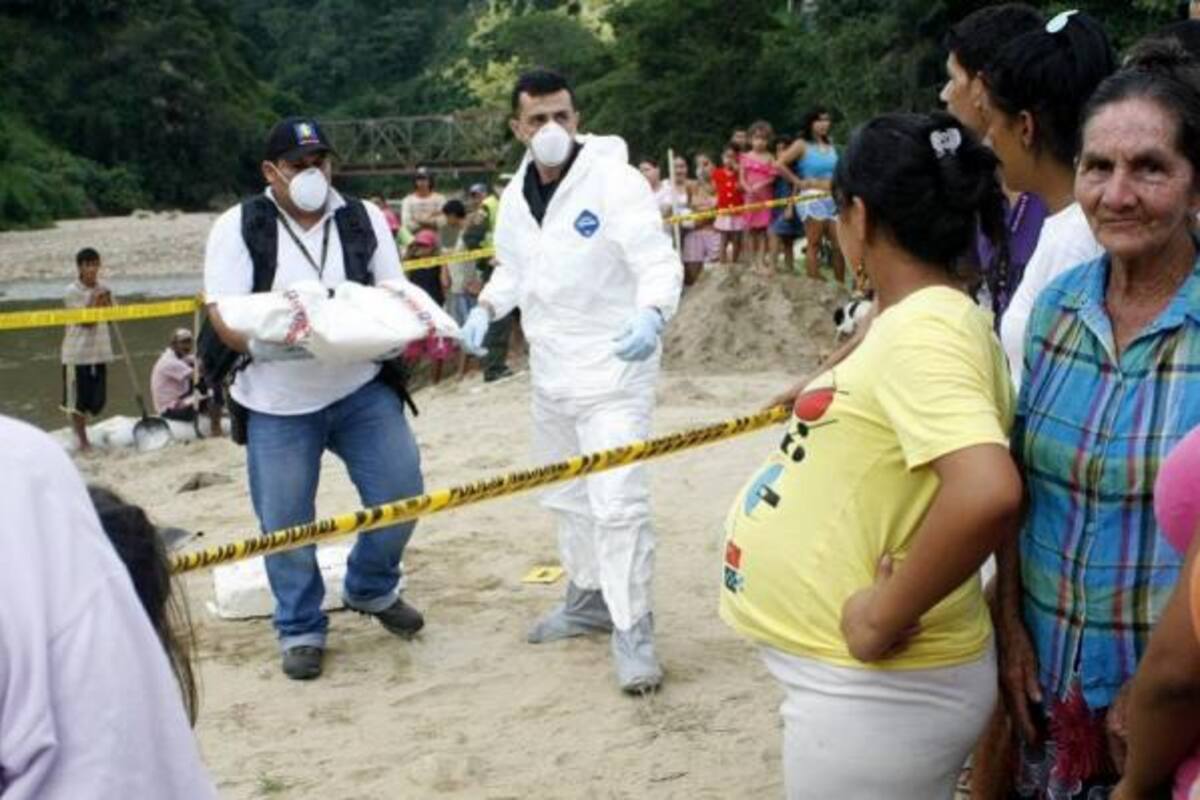 El cuerpo sin vida de una bebé recién nacida fue encontrado ayer a orillas del Río de Oro, en el sector de La Playa, en el Café Madrid. El Cuerpo Técnico de Investigació, CTI, de la Fiscalía hizo el levantamiento del cadáver.(Foto: Marco Valencia/ VANGUARDIA LIBERAL)