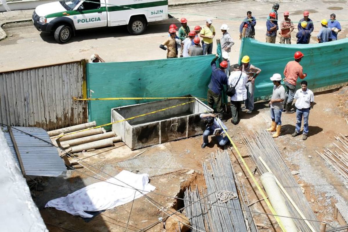 El accidente ocurrió a las 8:30 a.m. cuando parte de uno de los muros de contención, de la obra de 18 pisos, cayó sobre un grupo de obreros. (Foto: Marco Valencia/VANGUARDIA LIBERAL)