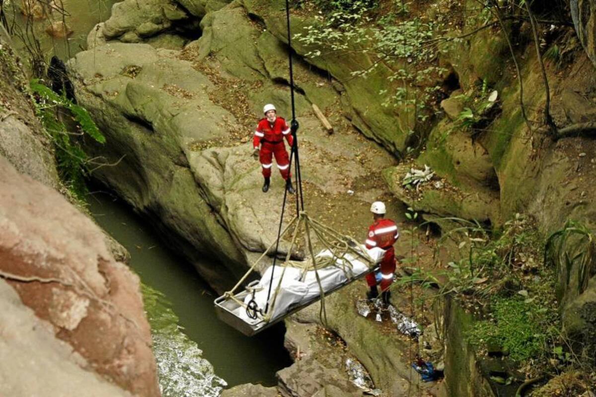 Hallan cádaver de un hombre en una cañada cercana a parque de Floridablanca (Foto: Marco Valencia / VANGUARDIA LIBERAL)